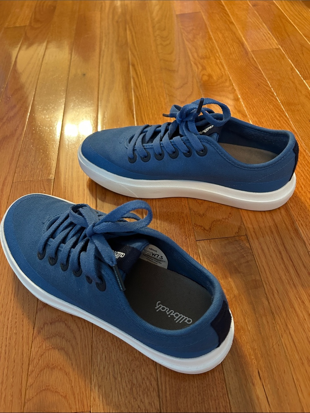 allbirds women’s Blue Lace-Up Sneakers 7.5
